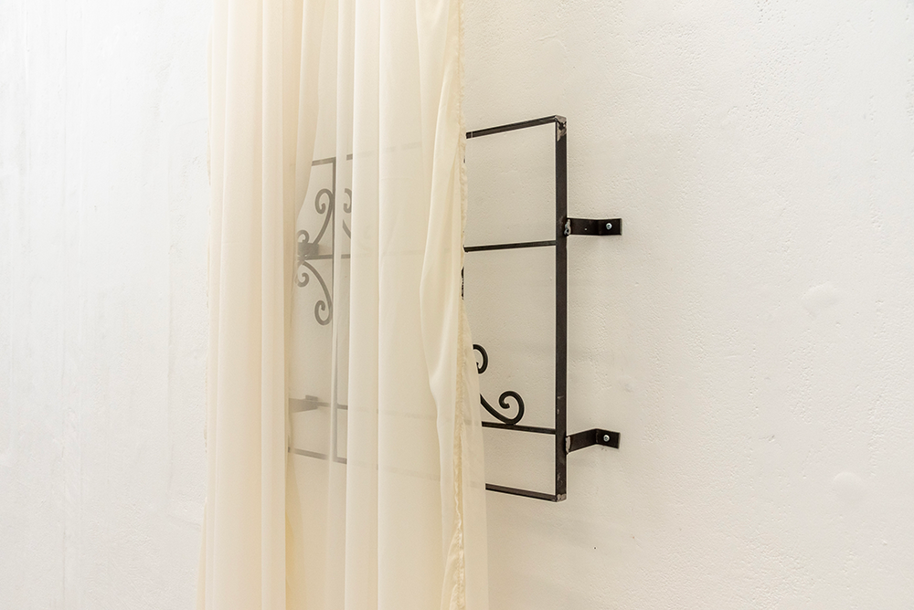 The Window and Its Veil: Drawing the Dialogue of the Inside and Outside